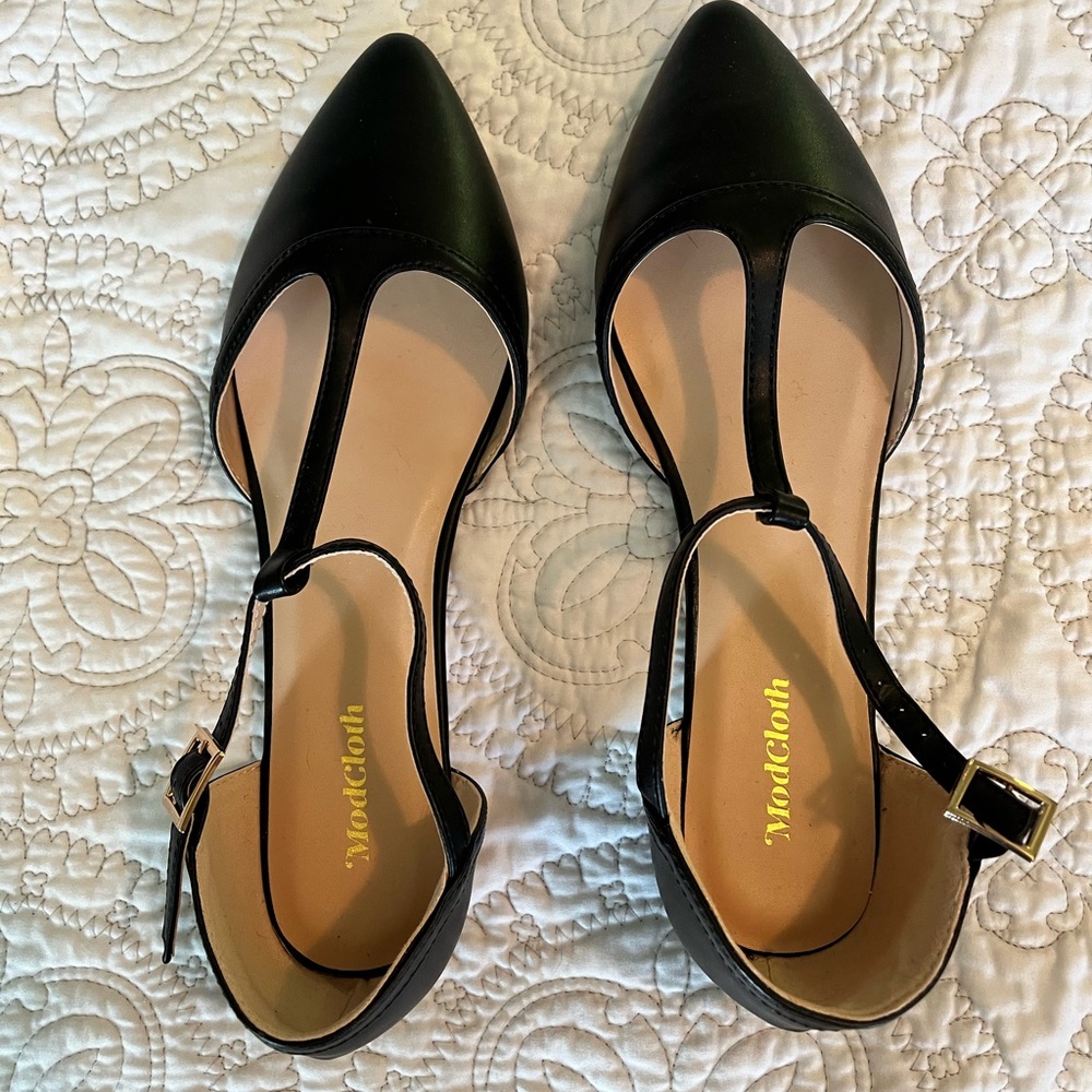 NWOT Modcloth Strappy Flats Size 9